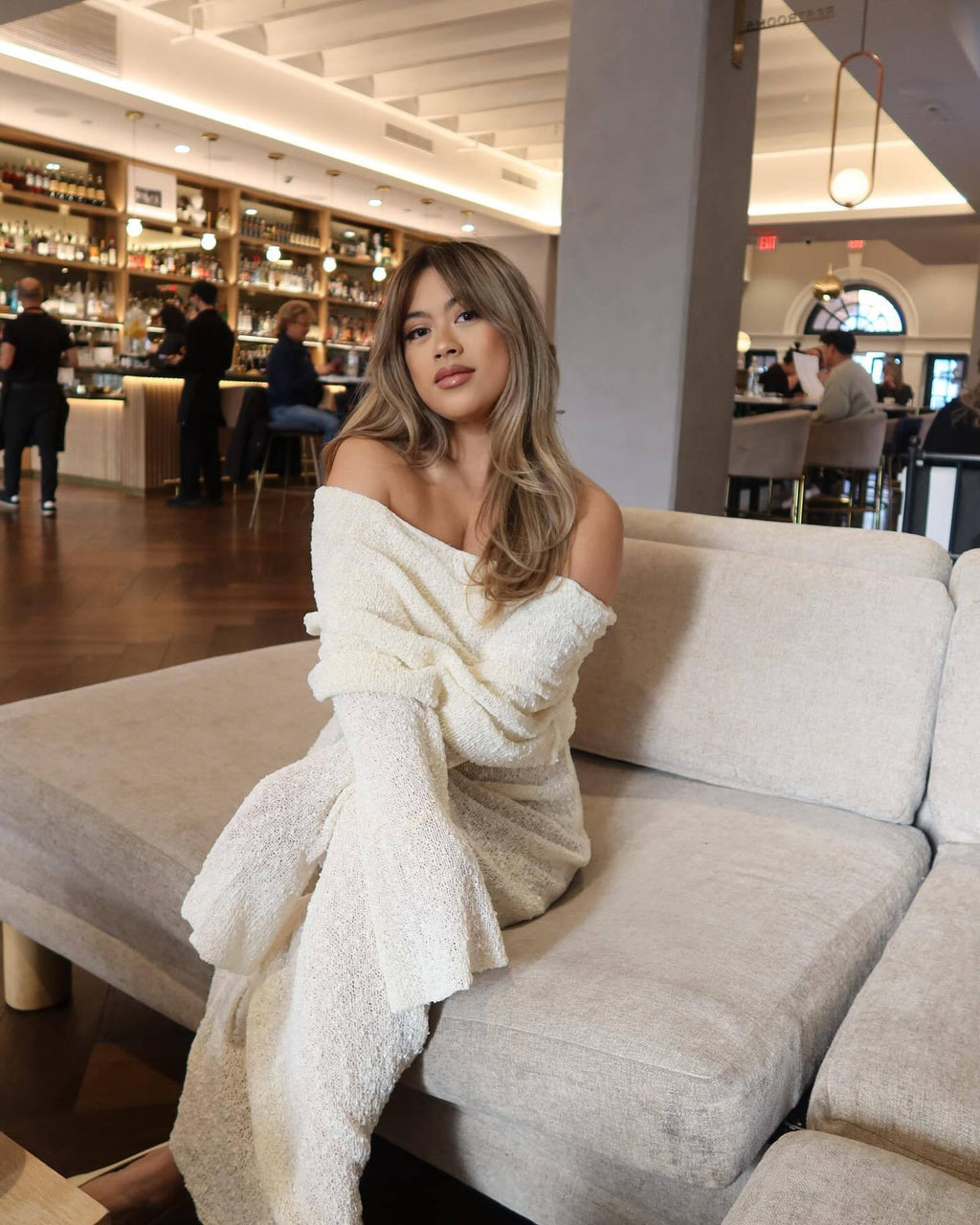 Elegantes schulterfreies Maxikleid für Schwangere