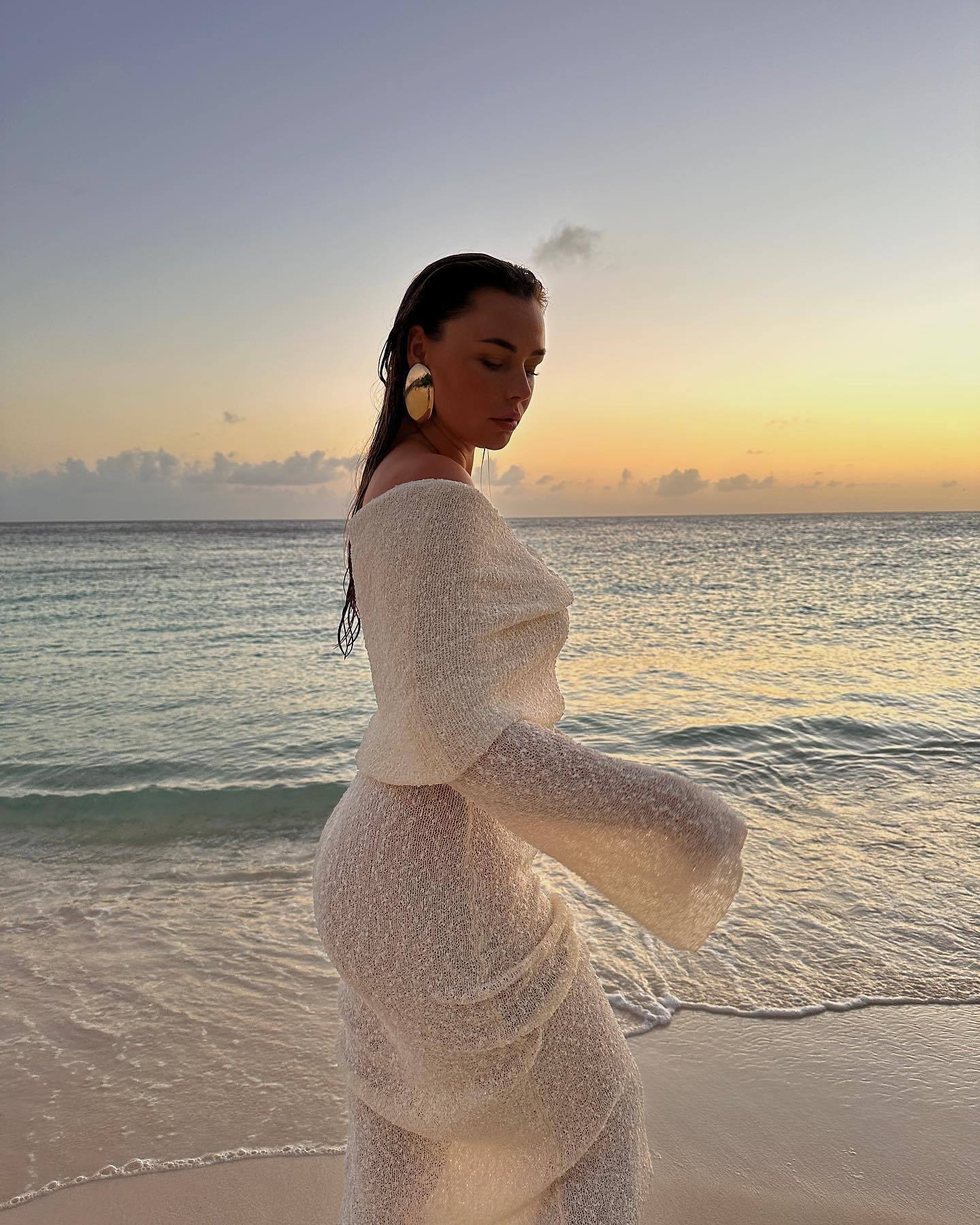 Elegantes schulterfreies Maxikleid für Schwangere